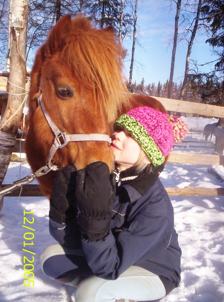 JENNA&EKI.JPG - ruuna synt. -96, rautias - sk: 95 cm, Shetlannin poni, i. Östersunds Ametist - pienten ja vähän isompienkin suosikki, joka mielellään vetää myös kärryjä - mukana aina siellä, missä tapahtuu! Kuvassa Jenna & Eki